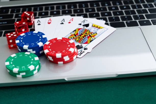 Live dealer at Tarung Mesin Dragon Tiger table on lapan8